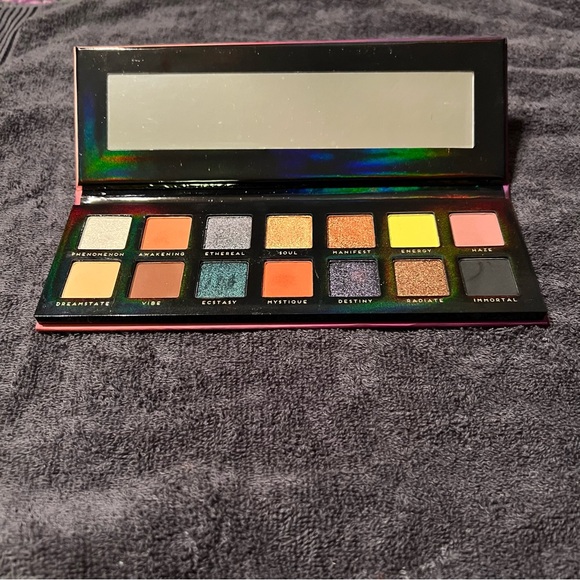 Bad Habit Aura Eyeshadow Palette - Picture 1 of 8